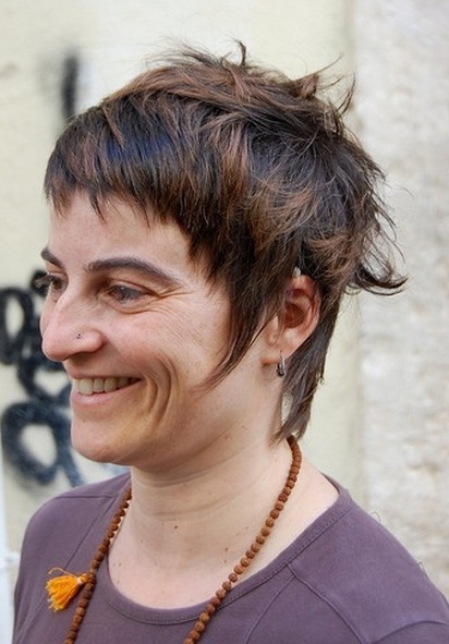 fryzury krótkie, kadr z boku uczesania, cieniowane włosy z pasemkami brązowymi zdjęcie numer 32